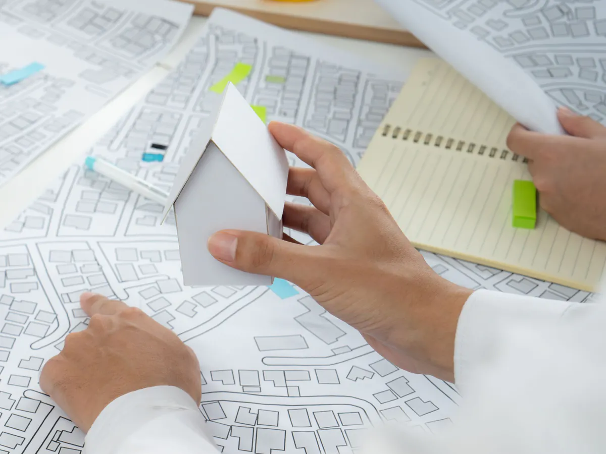 Equipo de planeación trabaja sobre mapas catastrales y maquetas para definir autoridad por territorio.