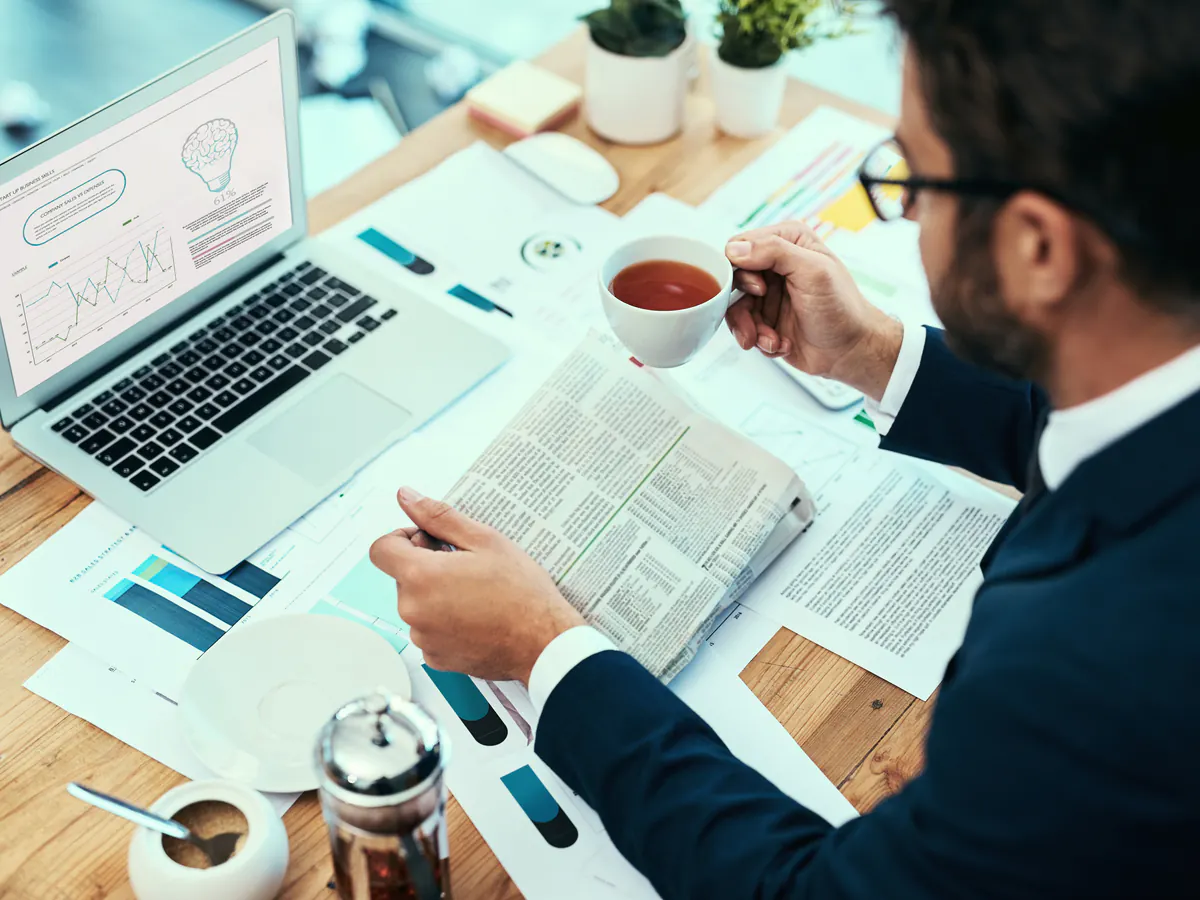 Ejecutivo contrasta noticias económicas con informes y datos de mercado