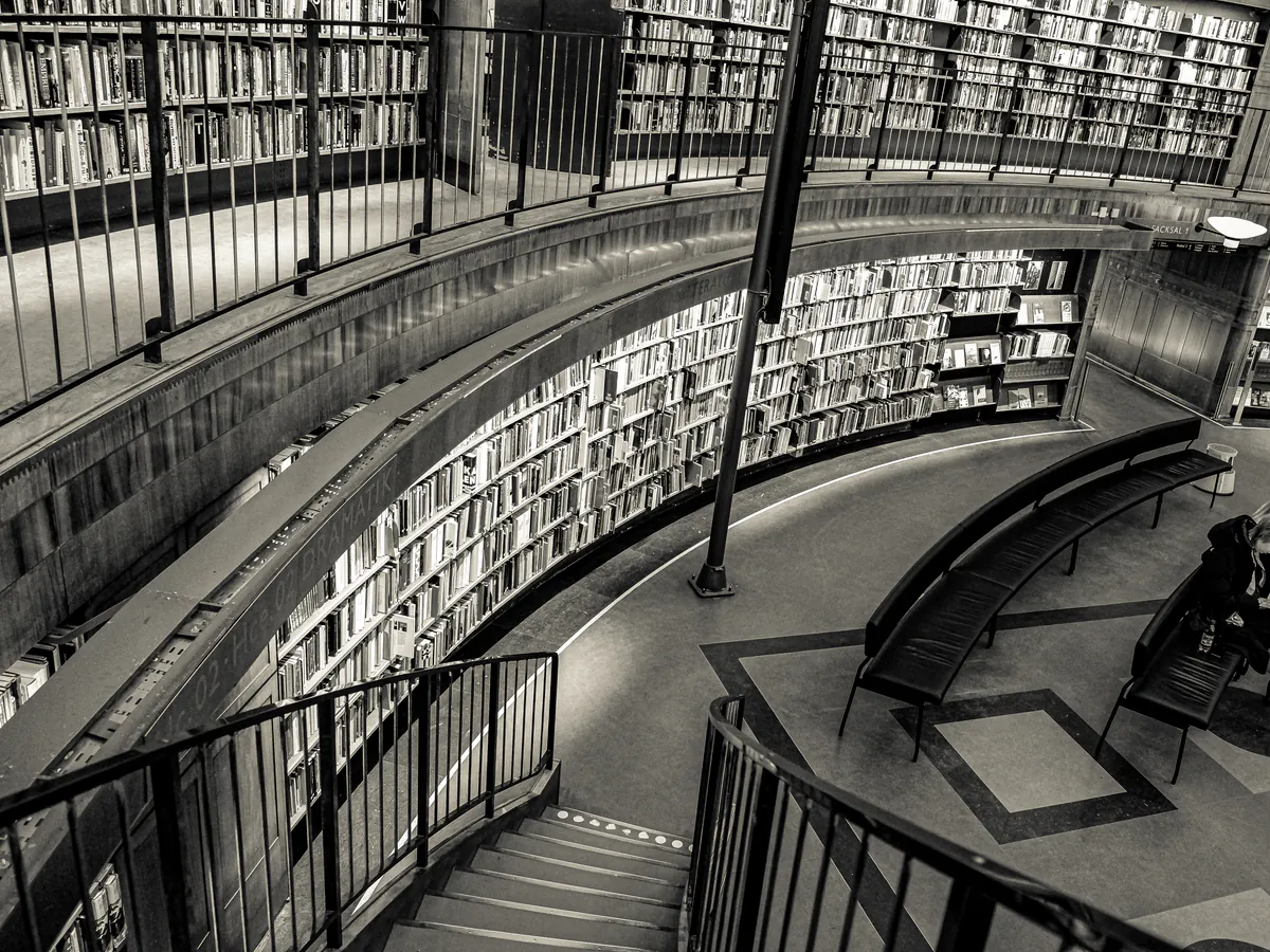 Biblioteca circular representa la organización, recuperación y autoridad del conocimiento de una marca.