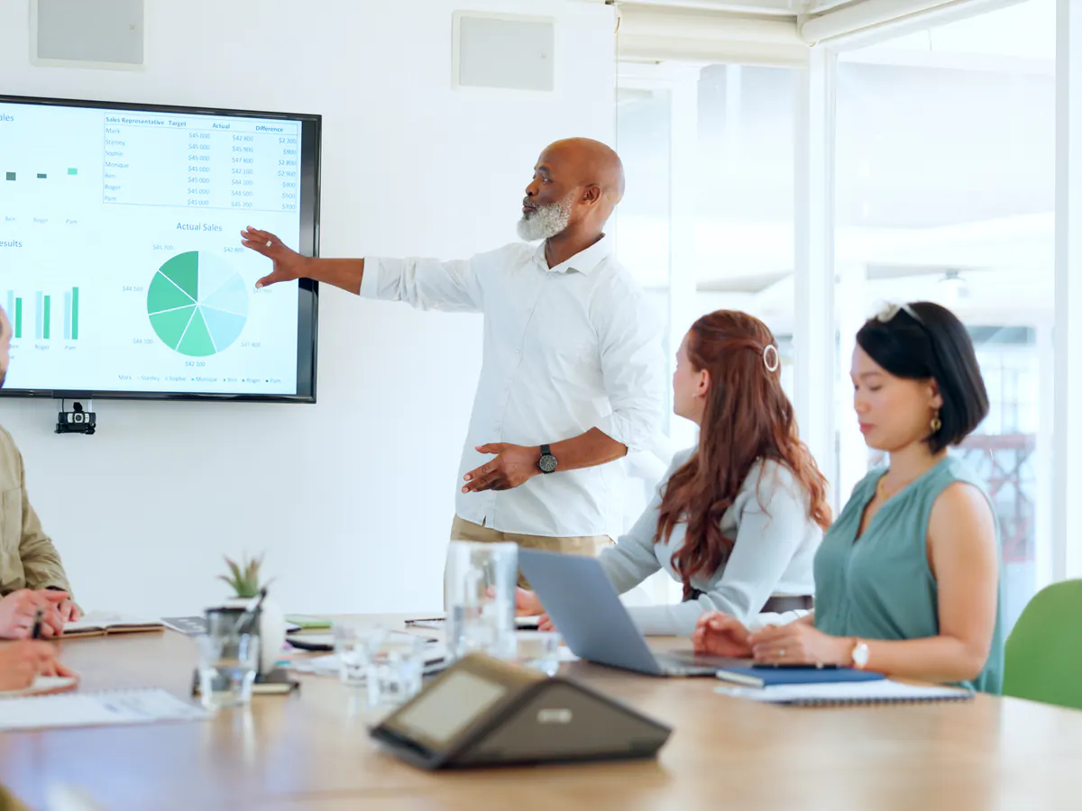 Consultor presenta evidencia e indicadores para priorizar una estrategia SEO empresarial.