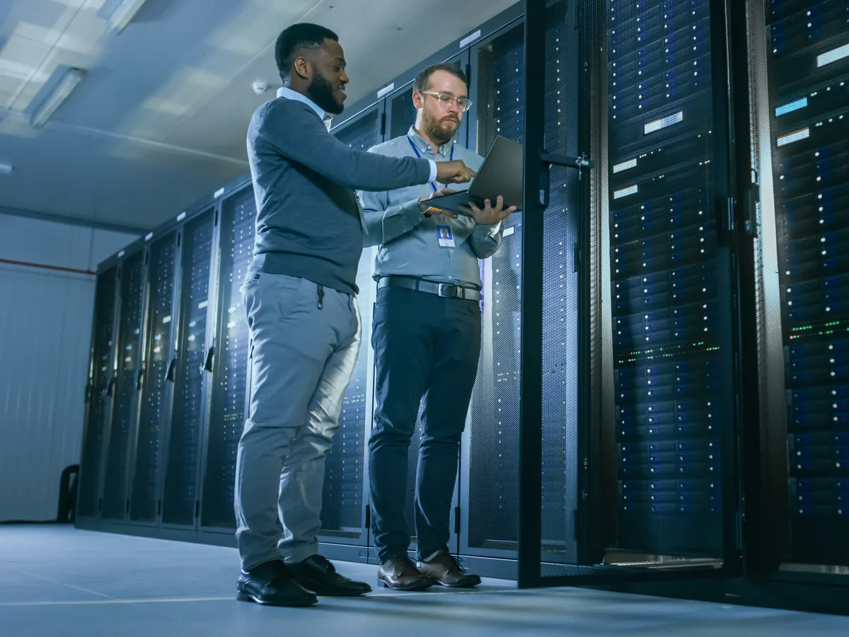 Ingenieros revisan servidores e integraciones para consolidar datos empresariales confiables.