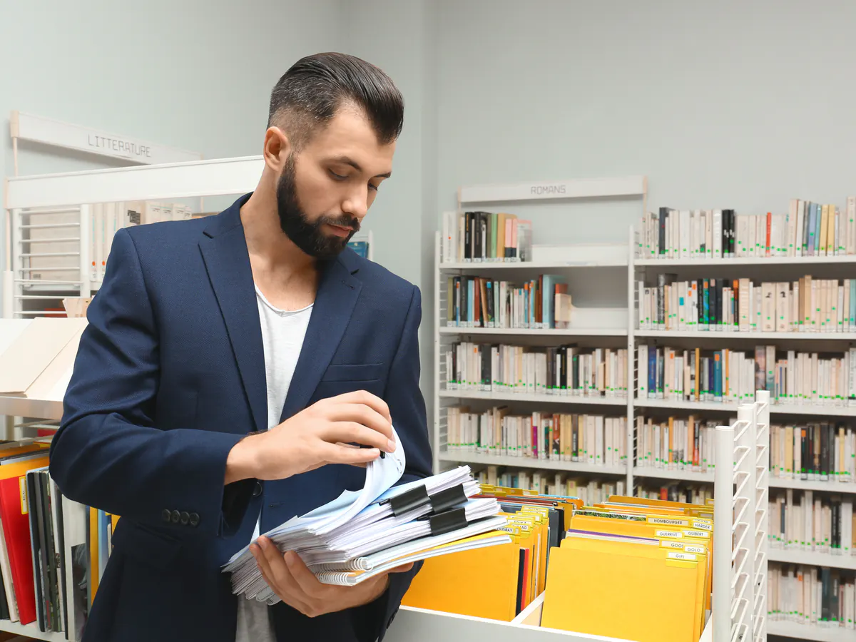 Profesional consulta un archivo estructurado para recuperar y atribuir conocimiento empresarial.