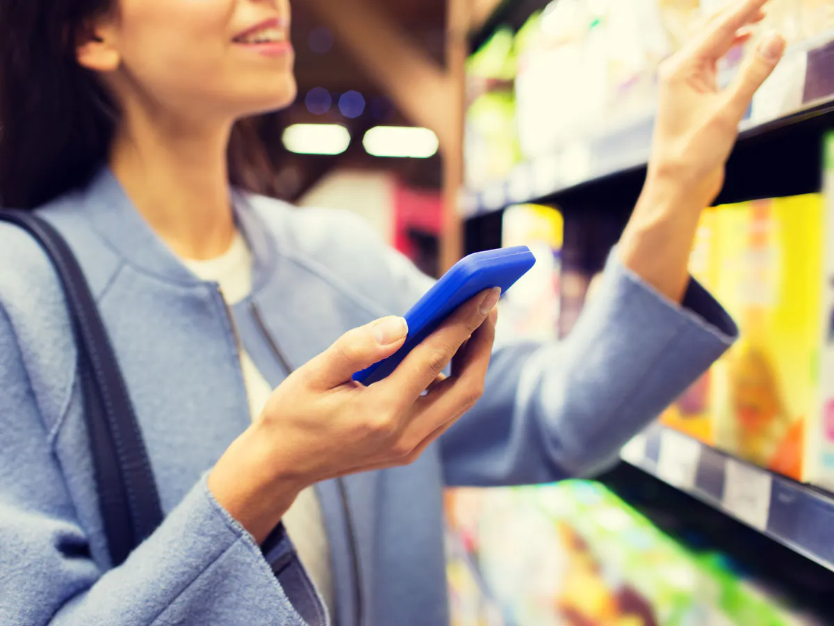 Cliente combina información móvil y experiencia física durante una compra omnicanal.
