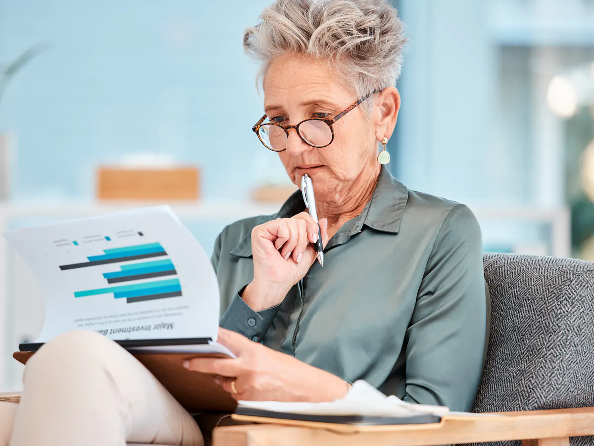 Directiva analiza un informe financiero para identificar brechas y potencial de recuperación de visibilidad.