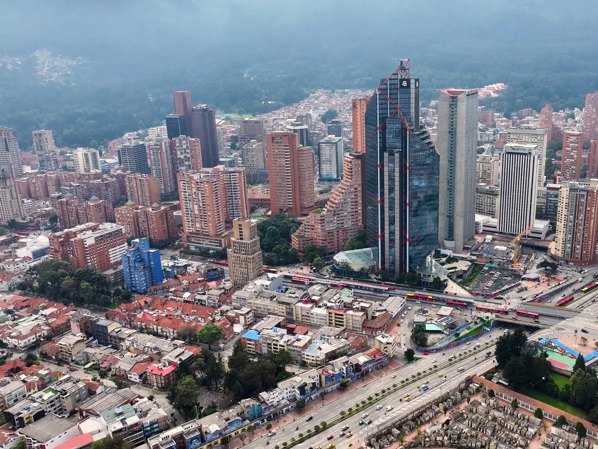 Centro financiero de Bogotá representa infraestructura digital para empresas en Colombia.