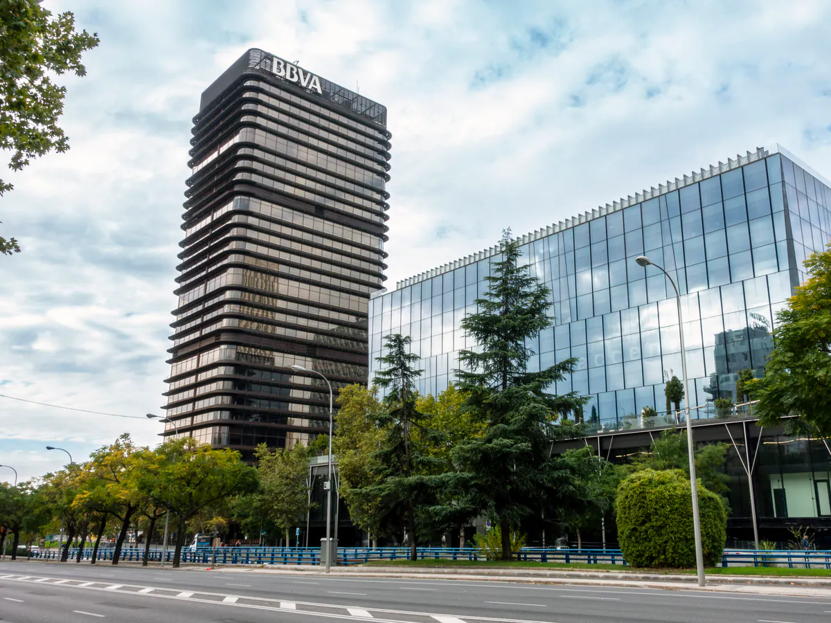Distrito corporativo de Madrid representa infraestructura digital para empresas en España.