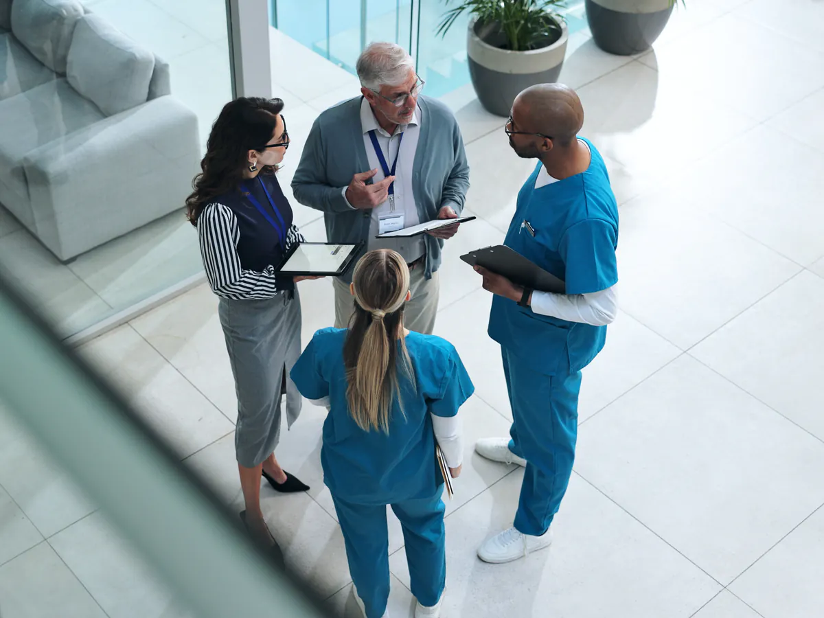 Equipo médico revisa información clínica en una tablet dentro de una infraestructura digital para clínicas y salud.