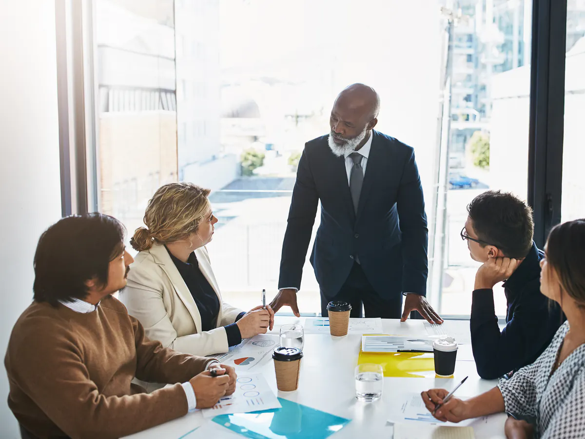 Equipo ejecutivo multidisciplinario alinea una estrategia de infraestructura digital por sector.